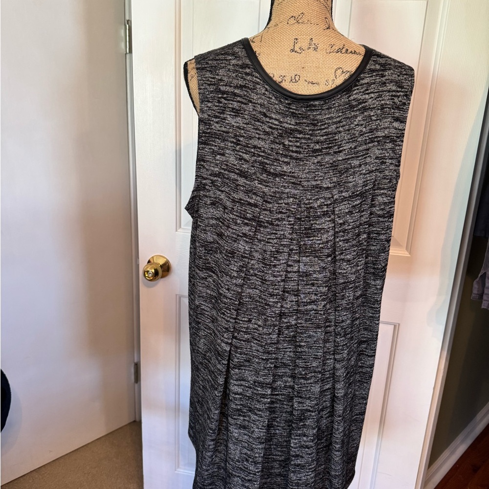 Sleeveless Zip Front Heathered Black Vest with Pockets - Picture 2 of 6